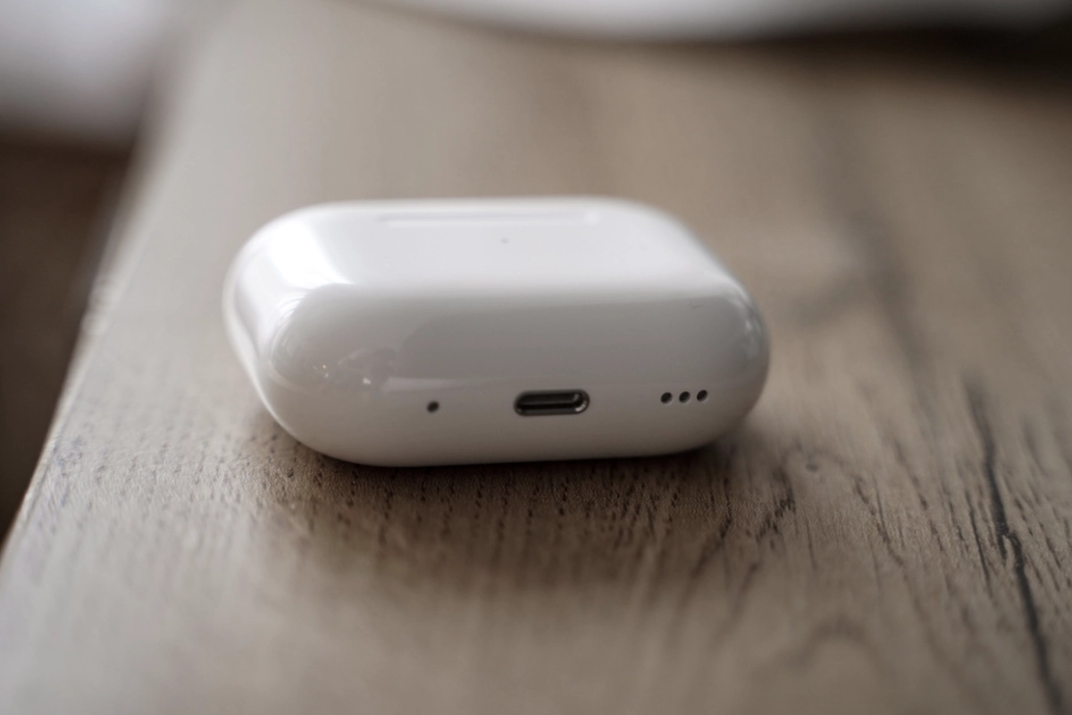 Kiểm sạc cổng sạc AirPods có bụi bẩn gì không