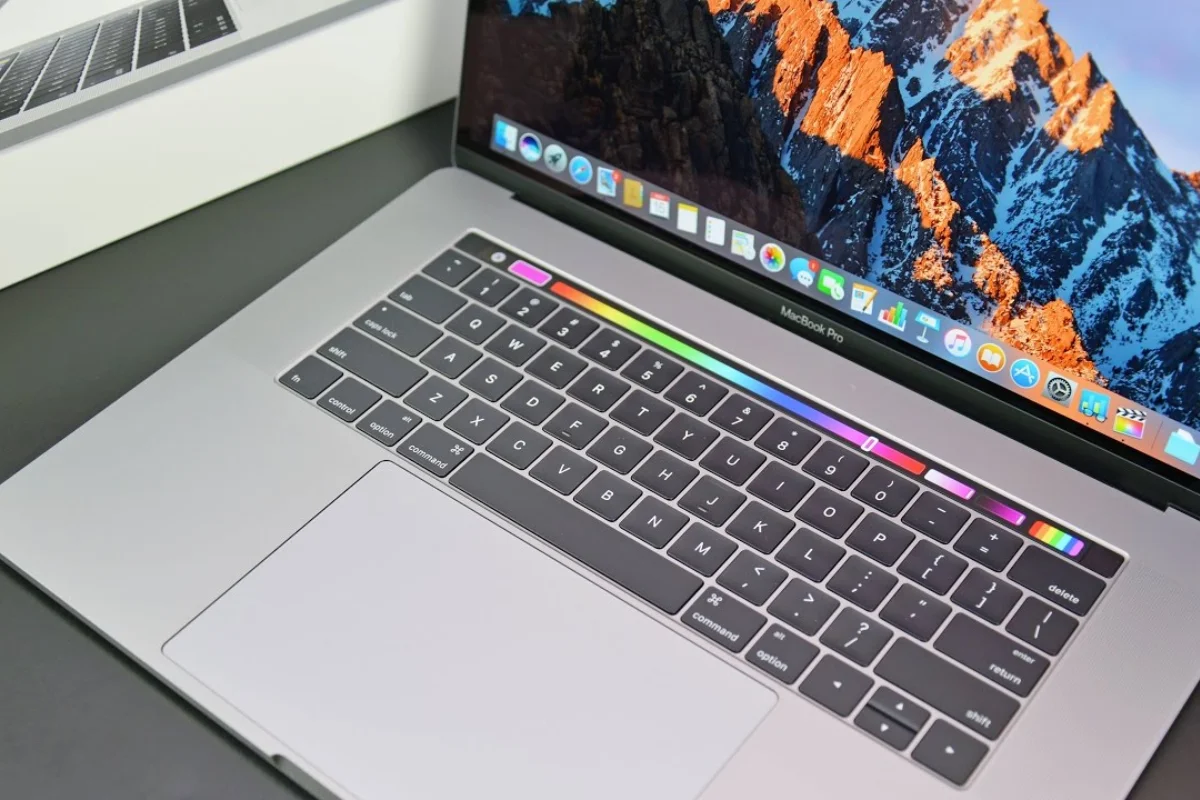 Bàn Phím Cánh Bướm & Touch Bar Đột Phá