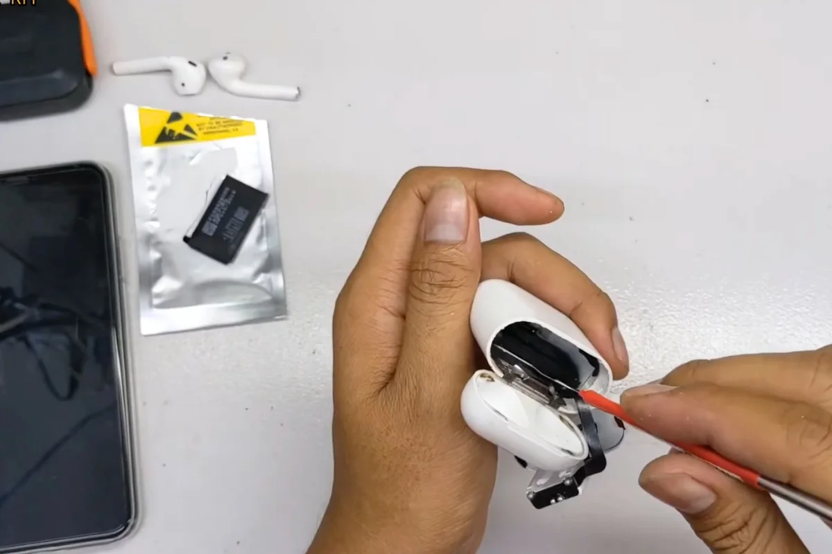 Quy trình thay pin hộp sạc Airpods 2 chuyên nghiệp