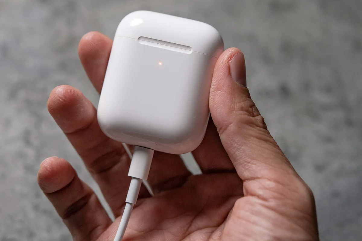 Thay chân sạc Airpods 2